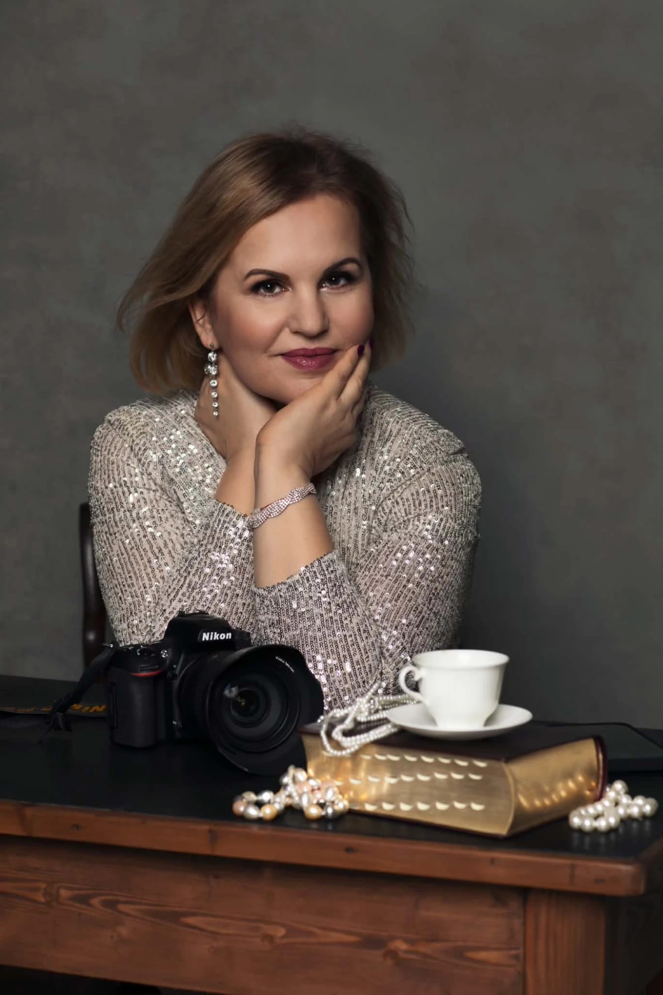 Fotografė Sigita M. prie stalo su fotoaparatu